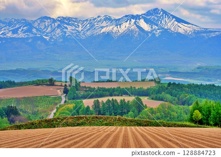 美麗的北海道-十勝山脈和上富良野町丘陵的壯麗景色 美麗的北海道-十勝山脈和上富良野町丘陵的壯麗景色 128884723