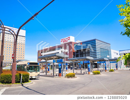 青森縣弘前市藍天下的弘前站中央出口風景 128885020