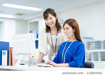 在辦公室工作的女商人 在辦公室工作的女商人 128885062