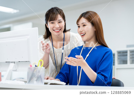 在辦公室工作的女商人 在辦公室工作的女商人 128885069