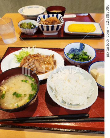 delicious dinner 128885086