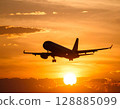 夕陽下的飛機：出發與希望的剪影 128885099