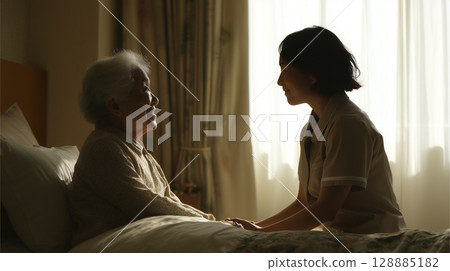 醫護人員照顧臥床老人 128885182