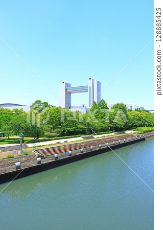 Scenery of fresh greenery and Century Hall, Nagoya City, Aichi Prefecture 128885425