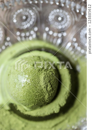 Matcha warabimochi and matcha ice cream on a glass plate 128885612