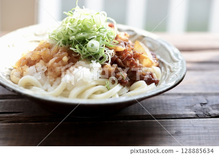 盛裝 Yachimun 鍋的冷烏龍麵，搭配壽喜燒牛肉和蘿蔔絲 128885634