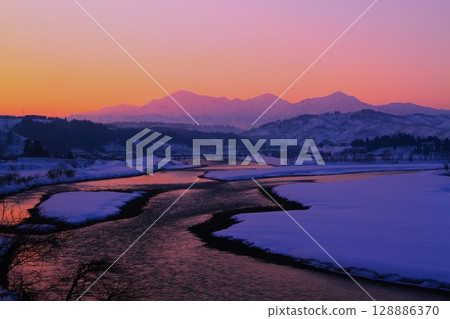 越後三山和信濃川的日出黎明日出和雪景 128886370