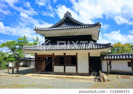 [Shimane Prefecture] The South Tower of Matsue Castle on a clear day 128886452