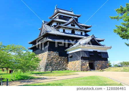 【島根郡】晴天的松江城天守閣（國寶） 128886461