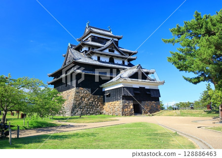 【島根郡】晴天的松江城天守閣(國寶) 【島根郡】晴天的松江城天守閣(國寶) 128886463