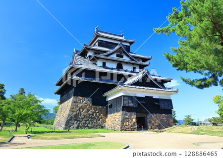 【島根郡】晴天的松江城天守閣（國寶） 128886465
