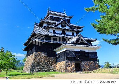 【島根郡】晴天的松江城天守閣(國寶) 【島根郡】晴天的松江城天守閣(國寶) 128886467