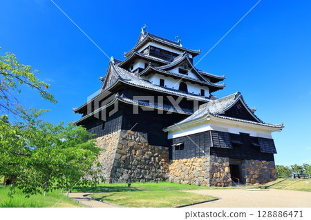 【島根郡】晴天的松江城天守閣(國寶) 【島根郡】晴天的松江城天守閣(國寶) 128886471