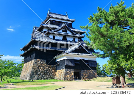 【島根郡】晴天的松江城天守閣(國寶) 【島根郡】晴天的松江城天守閣(國寶) 128886472