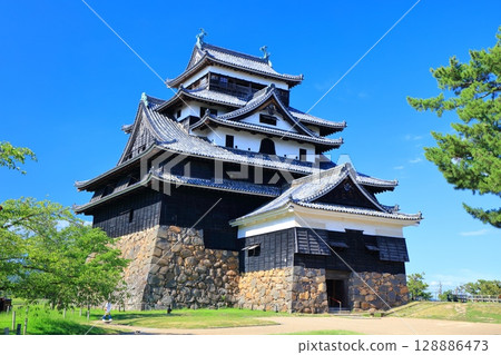 [Shimane Prefecture] Matsue Castle Tower (national treasure) on a clear day 128886473
