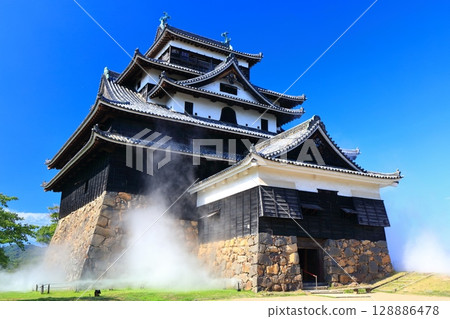 [Shimane Prefecture] Matsue Castle tower (national treasure) floating in a sea of clouds 128886478