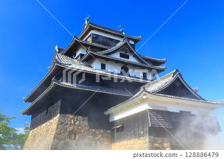 [Shimane Prefecture] Matsue Castle tower (national treasure) floating in a sea of clouds 128886479