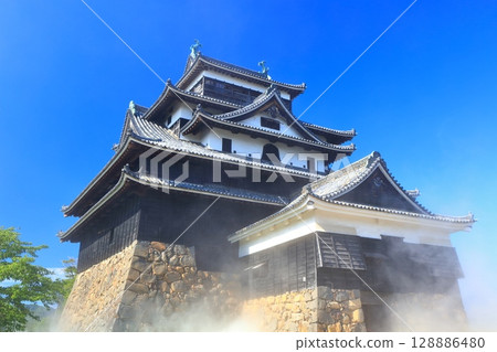 [Shimane Prefecture] Matsue Castle tower (national treasure) floating in a sea of clouds 128886480
