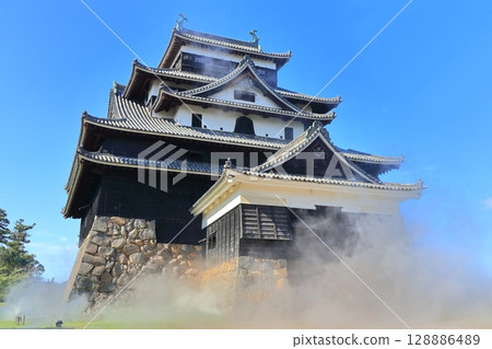 【島根縣】雲海中的松江城天守閣（國寶） 128886489