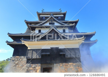 [Shimane Prefecture] Matsue Castle tower (national treasure) floating in a sea of clouds 128886491