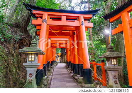 Approach to Fushimi Inari Taisha Shrine Mitsurusha in Fushimi Ward, Kyoto City Approach to Fushimi Inari Taisha Shrine Mitsurusha in Fushimi Ward, Kyoto City 128886525