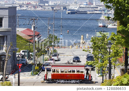 [乘客和機組人員編號標誌模糊] 函館海卡拉號穿過函館八幡坂 128886633