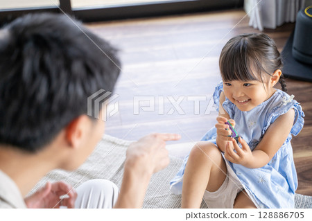 Parents and children enjoying a game of Rock-Paper-Scissors 128886705