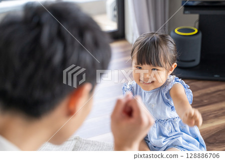 家長和孩子玩石頭剪刀布遊戲 128886706