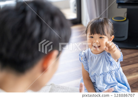 家長和孩子玩石頭剪刀布遊戲 家長和孩子玩石頭剪刀布遊戲 128886707