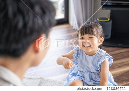 Parents and children enjoying a game of Rock-Paper-Scissors 128886711