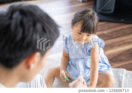父母與孩子玩石頭剪刀布的歡樂時光 128886713