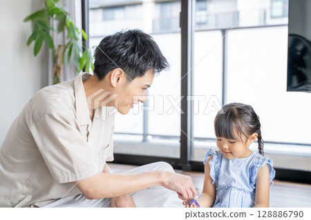 A time filled with smiles as dad and daughter play with toys 128886790