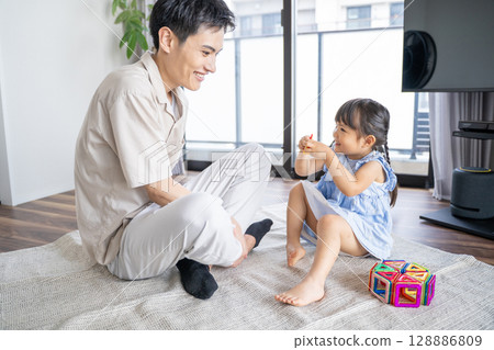 A time filled with smiles as dad and daughter play with toys 128886809