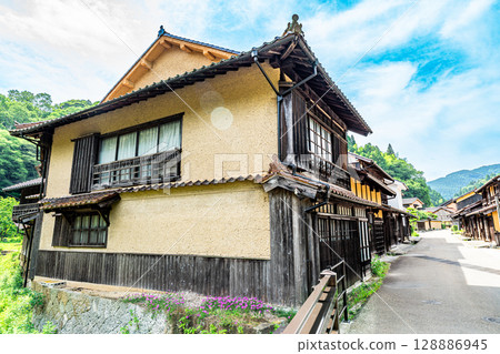 【世界遺產 石見銀山遺址及其文化景觀】【重要傳統建築】大森銀山：初夏 島根縣大田市大森町7號 128886945