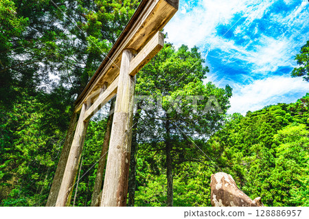 【世界遺產石見銀山遺址及其文化景觀】島根縣大田市鳥居與獅子像的背面 【世界遺產石見銀山遺址及其文化景觀】島根縣大田市鳥居與獅子像的背面 128886957