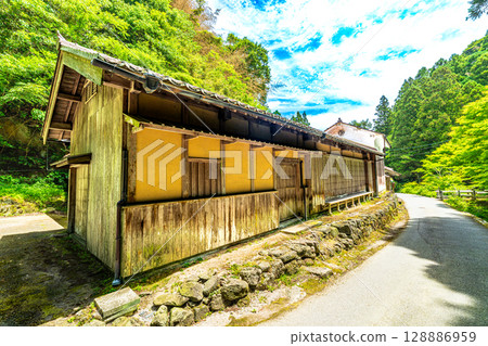 【世界遺產石見銀山遺跡及其文化景觀】島根縣大田市高橋家第2宅初夏景色 128886959