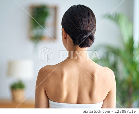 Young woman's back beauty image 128887119