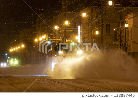 [Driver's license plate number blurred] Snow removal truck running before the first train of the winter in Hakodate 128887446
