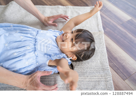 父母與孩子之間充滿愛的肌膚接觸時刻 父母與孩子之間充滿愛的肌膚接觸時刻 128887494