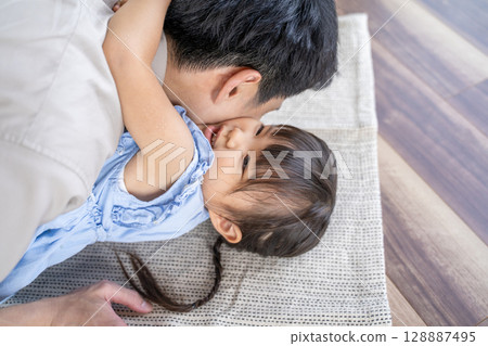 父母與孩子之間充滿愛的肌膚接觸時刻 父母與孩子之間充滿愛的肌膚接觸時刻 128887495