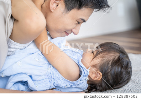 父母與孩子之間充滿愛的肌膚接觸時刻 128887502