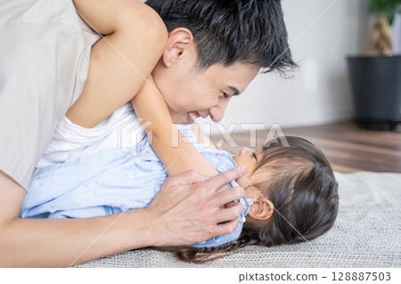 父母與孩子之間充滿愛的肌膚接觸時刻 父母與孩子之間充滿愛的肌膚接觸時刻 128887503