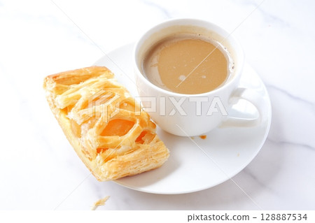 蘋果派和咖啡－享用蘋果派和現煮咖啡。 128887534