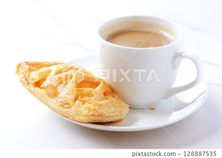 蘋果派和咖啡－享用蘋果派和現煮咖啡。 128887535