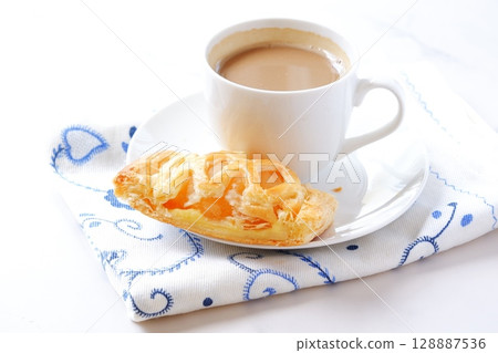 蘋果派和咖啡-享用蘋果派和現煮咖啡。 蘋果派和咖啡-享用蘋果派和現煮咖啡。 128887536