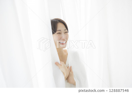 女人打開窗簾 女人打開窗簾 128887546