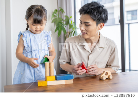 父女倆玩積木的時光充滿歡笑 128887610