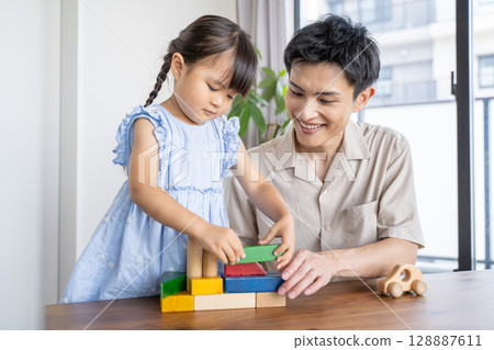 父女倆玩積木的時光充滿歡笑 128887611