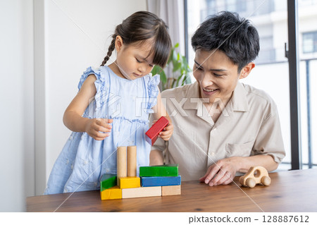 父女倆玩積木的時光充滿歡笑 父女倆玩積木的時光充滿歡笑 128887612