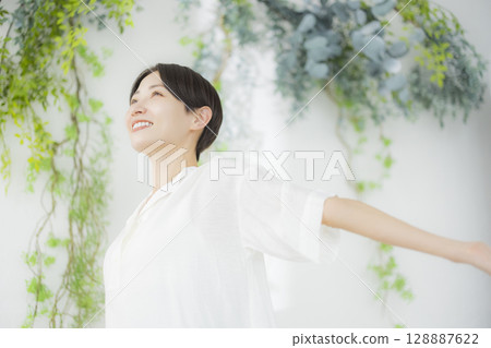 Refreshing women Refreshing women 128887622